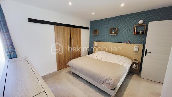À vendre – Superbe maison contemporaine de plain-pied.

Située à 15mn de Reims dans une commune avec toutes commodités, venez découvrir cette magnifique maison contemporaine alliant élégance, confort et prestations haut de gamme. De plain-pied, elle offre une qualité de vie rare et une circulation fluide entre les espaces.

Vous serez immédiatement séduit par sa vaste pièce de vie baignée de lumière naturelle, sublimée par une belle hauteur sous plafond qui accentue la sensation d’espace et de volume. La cuisine, ouverte et parfaitement intégrée, s’accompagne de mobilier sur mesure et d’équipements de qualité.

Côté nuit, la maison dispose de 4 chambres, dont une somptueuse suite parentale avec ses espaces dédiés pour un confort optimal.

À l’extérieur, profitez de plusieurs espaces aménagés avec trois terrasses carrelées et équipées d’un store banne motorisé, ainsi qu’un jardin sans vis-à-vis offrant une vue boisée, intime et apaisante.

Un grand garage et stationnements intérieurs et extérieurs de la propriété complètent ce bien.

Prestations haut de gamme, finitions soignées, nombreux rangements et mobilier intégré, maison économique avec son mode de chauffage par pompe à chaleur sur planché chauffant plus un mode climatisation réversible. Tout a été pensé pour un confort de vie exceptionnel.

Une maison rare, idéale pour les amateurs de modernité et de tranquillité.
Vous souhaitez en savoir plus !!! contactez moi sans tarder !!!