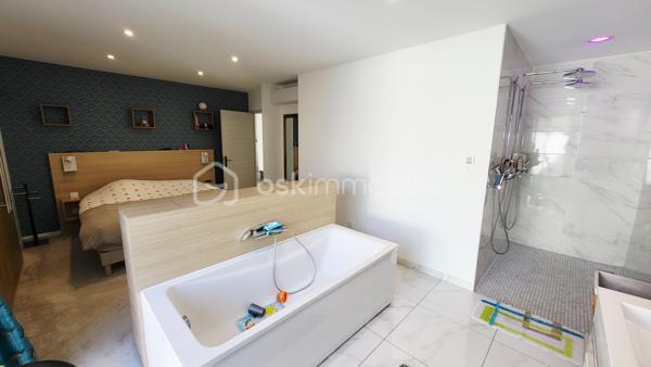 À vendre – Superbe maison contemporaine de plain-pied.

Située à 15mn de Reims dans une commune avec toutes commodités, venez découvrir cette magnifique maison contemporaine alliant élégance, confort et prestations haut de gamme. De plain-pied, elle offre une qualité de vie rare et une circulation fluide entre les espaces.

Vous serez immédiatement séduit par sa vaste pièce de vie baignée de lumière naturelle, sublimée par une belle hauteur sous plafond qui accentue la sensation d’espace et de volume. La cuisine, ouverte et parfaitement intégrée, s’accompagne de mobilier sur mesure et d’équipements de qualité.

Côté nuit, la maison dispose de 4 chambres, dont une somptueuse suite parentale avec ses espaces dédiés pour un confort optimal.

À l’extérieur, profitez de plusieurs espaces aménagés avec trois terrasses carrelées et équipées d’un store banne motorisé, ainsi qu’un jardin sans vis-à-vis offrant une vue boisée, intime et apaisante.

Un grand garage et stationnements intérieurs et extérieurs de la propriété complètent ce bien.

Prestations haut de gamme, finitions soignées, nombreux rangements et mobilier intégré, maison économique avec son mode de chauffage par pompe à chaleur sur planché chauffant plus un mode climatisation réversible. Tout a été pensé pour un confort de vie exceptionnel.

Une maison rare, idéale pour les amateurs de modernité et de tranquillité.
Vous souhaitez en savoir plus !!! contactez moi sans tarder !!!