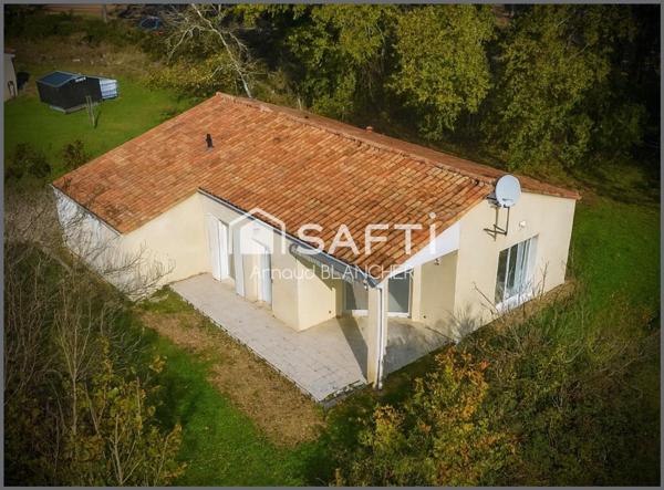 Pavillon plain-pied, cuisine, séjour lumineux, trois chambres, deux sdb, cellier, garage.