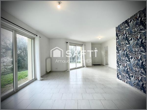 Pavillon plain-pied, cuisine, séjour lumineux, trois chambres, deux sdb, cellier, garage.