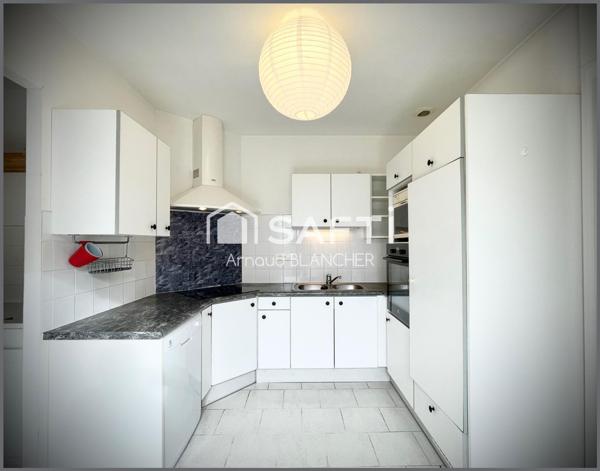 Pavillon plain-pied, cuisine, séjour lumineux, trois chambres, deux sdb, cellier, garage.