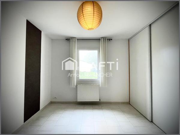 Pavillon plain-pied, cuisine, séjour lumineux, trois chambres, deux sdb, cellier, garage.