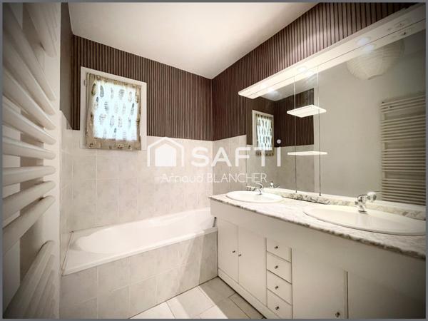 Pavillon plain-pied, cuisine, séjour lumineux, trois chambres, deux sdb, cellier, garage.