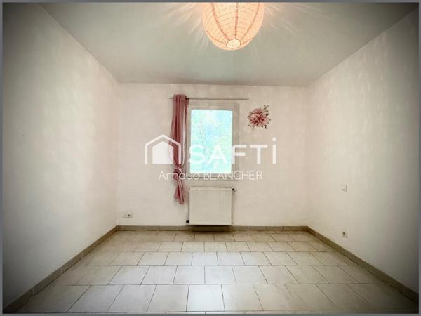 Pavillon plain-pied, cuisine, séjour lumineux, trois chambres, deux sdb, cellier, garage.