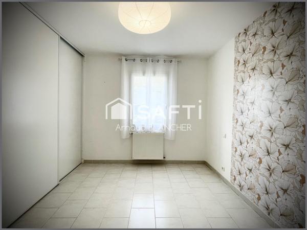 Pavillon plain-pied, cuisine, séjour lumineux, trois chambres, deux sdb, cellier, garage.