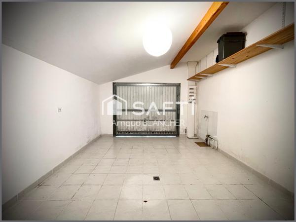 Pavillon plain-pied, cuisine, séjour lumineux, trois chambres, deux sdb, cellier, garage.