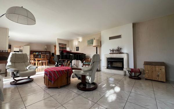 Maison à vendre    7 pièces •  Benet