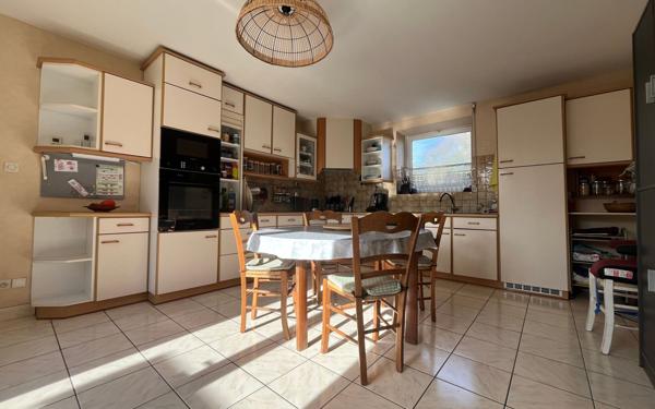 Maison à vendre    7 pièces •  Benet