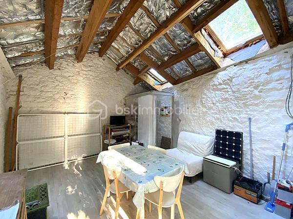Un bien rare sur le secteur, idéal pour une résidence secondaire, un pied-à-terre ou un projet de vie alternatif au cœur de la nature.
À seulement quelques minutes de Saint-Rome-de-Tarn et à 2 minutes de sa base de loisirs, découvrez cette ancienne petite grange en pierre implantée sur deux parcelles totalisant 321 m², au cœur du hameau du Mazéga.

D'une surface au sol d'environ 36 m² (19 m² de pièce principale et 17 m² de cave en sous-sol), ce bien atypique séduira les amoureux de nature, d'autonomie et de lieux authentiques.

Actuellement hors réseaux (eau et électricité), la propriété fonctionne de manière autonome grâce à ses équipements existants. Une étude de raccordement au réseau EDF a été réalisée et la mise en place d'un assainissement individuel est envisageable selon le projet des futurs acquéreurs.

Vous apprécierez :

✨ son environnement calme et préservé
✨ sa hauteur sous faîtage d'environ 3,40 m
✨ ses panneaux solaires avec batteries lithium 2 x 150 W
✨ sa cuve de récupération d'eau de pluie de 1 600 litres avec pompe de relevage
✨ son espace en sous-sol offrant un potentiel d'usage complémentaire
✨ son terrain de 321 m²
✨ sa proximité immédiate avec les plages et activités du Tarn
✨ une toiture et un plancher en très bon état, permettant d'envisager sereinement la poursuite du projet de réhabilitation ou d'autonomie

Informations complémentaires :

📍 Le Mazéga – 12490 Saint-Rome-de-Tarn
💰 Prix : 37 000 € FAI
📐 Surface au sol : environ 36 m²
🌿 Terrain : 321 m²
⚡💧 Fonctionnement autonome hors réseaux
🏡 Bâtisse en pierre antérieure à 1949
🏠 Mitoyenneté limitée aux caves
🚗 Stationnement à proximité immédiate
🚶 Derniers mètres accessibles uniquement à pied
📄 Zone AP et N (zone Agricole Protégée et Naturelle)
⚡ Raccordement EDF envisageable (étude réalisée)
💧 Assainissement individuel envisageable sous réserve des autorisations administratives
✅ Absence d'amiante
✅ Absence de termites lors du diagnostic

⚠️ Bien non adapté aux personnes à mobilité réduite.

🎥 Vidéo disponible sur demande.
📞 Pour plus d'informations ou organiser une visite
Laetitia Criado – BSK Immobilier