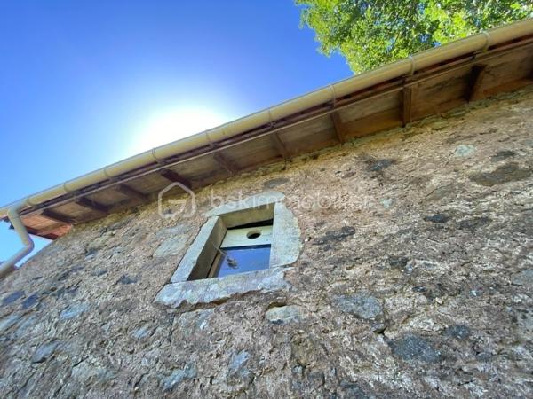 Un bien rare sur le secteur, idéal pour une résidence secondaire, un pied-à-terre ou un projet de vie alternatif au cœur de la nature.
À seulement quelques minutes de Saint-Rome-de-Tarn et à 2 minutes de sa base de loisirs, découvrez cette ancienne petite grange en pierre implantée sur deux parcelles totalisant 321 m², au cœur du hameau du Mazéga.

D'une surface au sol d'environ 36 m² (19 m² de pièce principale et 17 m² de cave en sous-sol), ce bien atypique séduira les amoureux de nature, d'autonomie et de lieux authentiques.

Actuellement hors réseaux (eau et électricité), la propriété fonctionne de manière autonome grâce à ses équipements existants. Une étude de raccordement au réseau EDF a été réalisée et la mise en place d'un assainissement individuel est envisageable selon le projet des futurs acquéreurs.

Vous apprécierez :

✨ son environnement calme et préservé
✨ sa hauteur sous faîtage d'environ 3,40 m
✨ ses panneaux solaires avec batteries lithium 2 x 150 W
✨ sa cuve de récupération d'eau de pluie de 1 600 litres avec pompe de relevage
✨ son espace en sous-sol offrant un potentiel d'usage complémentaire
✨ son terrain de 321 m²
✨ sa proximité immédiate avec les plages et activités du Tarn
✨ une toiture et un plancher en très bon état, permettant d'envisager sereinement la poursuite du projet de réhabilitation ou d'autonomie

Informations complémentaires :

📍 Le Mazéga – 12490 Saint-Rome-de-Tarn
💰 Prix : 37 000 € FAI
📐 Surface au sol : environ 36 m²
🌿 Terrain : 321 m²
⚡💧 Fonctionnement autonome hors réseaux
🏡 Bâtisse en pierre antérieure à 1949
🏠 Mitoyenneté limitée aux caves
🚗 Stationnement à proximité immédiate
🚶 Derniers mètres accessibles uniquement à pied
📄 Zone AP et N (zone Agricole Protégée et Naturelle)
⚡ Raccordement EDF envisageable (étude réalisée)
💧 Assainissement individuel envisageable sous réserve des autorisations administratives
✅ Absence d'amiante
✅ Absence de termites lors du diagnostic

⚠️ Bien non adapté aux personnes à mobilité réduite.

🎥 Vidéo disponible sur demande.
📞 Pour plus d'informations ou organiser une visite
Laetitia Criado – BSK Immobilier