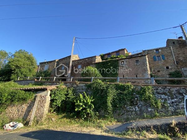 Un bien rare sur le secteur, idéal pour une résidence secondaire, un pied-à-terre ou un projet de vie alternatif au cœur de la nature.
À seulement quelques minutes de Saint-Rome-de-Tarn et à 2 minutes de sa base de loisirs, découvrez cette ancienne petite grange en pierre implantée sur deux parcelles totalisant 321 m², au cœur du hameau du Mazéga.

D'une surface au sol d'environ 36 m² (19 m² de pièce principale et 17 m² de cave en sous-sol), ce bien atypique séduira les amoureux de nature, d'autonomie et de lieux authentiques.

Actuellement hors réseaux (eau et électricité), la propriété fonctionne de manière autonome grâce à ses équipements existants. Une étude de raccordement au réseau EDF a été réalisée et la mise en place d'un assainissement individuel est envisageable selon le projet des futurs acquéreurs.

Vous apprécierez :

✨ son environnement calme et préservé
✨ sa hauteur sous faîtage d'environ 3,40 m
✨ ses panneaux solaires avec batteries lithium 2 x 150 W
✨ sa cuve de récupération d'eau de pluie de 1 600 litres avec pompe de relevage
✨ son espace en sous-sol offrant un potentiel d'usage complémentaire
✨ son terrain de 321 m²
✨ sa proximité immédiate avec les plages et activités du Tarn
✨ une toiture et un plancher en très bon état, permettant d'envisager sereinement la poursuite du projet de réhabilitation ou d'autonomie

Informations complémentaires :

📍 Le Mazéga – 12490 Saint-Rome-de-Tarn
💰 Prix : 37 000 € FAI
📐 Surface au sol : environ 36 m²
🌿 Terrain : 321 m²
⚡💧 Fonctionnement autonome hors réseaux
🏡 Bâtisse en pierre antérieure à 1949
🏠 Mitoyenneté limitée aux caves
🚗 Stationnement à proximité immédiate
🚶 Derniers mètres accessibles uniquement à pied
📄 Zone AP et N (zone Agricole Protégée et Naturelle)
⚡ Raccordement EDF envisageable (étude réalisée)
💧 Assainissement individuel envisageable sous réserve des autorisations administratives
✅ Absence d'amiante
✅ Absence de termites lors du diagnostic

⚠️ Bien non adapté aux personnes à mobilité réduite.

🎥 Vidéo disponible sur demande.
📞 Pour plus d'informations ou organiser une visite
Laetitia Criado – BSK Immobilier