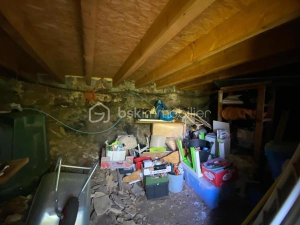 Un bien rare sur le secteur, idéal pour une résidence secondaire, un pied-à-terre ou un projet de vie alternatif au cœur de la nature.
À seulement quelques minutes de Saint-Rome-de-Tarn et à 2 minutes de sa base de loisirs, découvrez cette ancienne petite grange en pierre implantée sur deux parcelles totalisant 321 m², au cœur du hameau du Mazéga.

D'une surface au sol d'environ 36 m² (19 m² de pièce principale et 17 m² de cave en sous-sol), ce bien atypique séduira les amoureux de nature, d'autonomie et de lieux authentiques.

Actuellement hors réseaux (eau et électricité), la propriété fonctionne de manière autonome grâce à ses équipements existants. Une étude de raccordement au réseau EDF a été réalisée et la mise en place d'un assainissement individuel est envisageable selon le projet des futurs acquéreurs.

Vous apprécierez :

✨ son environnement calme et préservé
✨ sa hauteur sous faîtage d'environ 3,40 m
✨ ses panneaux solaires avec batteries lithium 2 x 150 W
✨ sa cuve de récupération d'eau de pluie de 1 600 litres avec pompe de relevage
✨ son espace en sous-sol offrant un potentiel d'usage complémentaire
✨ son terrain de 321 m²
✨ sa proximité immédiate avec les plages et activités du Tarn
✨ une toiture et un plancher en très bon état, permettant d'envisager sereinement la poursuite du projet de réhabilitation ou d'autonomie

Informations complémentaires :

📍 Le Mazéga – 12490 Saint-Rome-de-Tarn
💰 Prix : 37 000 € FAI
📐 Surface au sol : environ 36 m²
🌿 Terrain : 321 m²
⚡💧 Fonctionnement autonome hors réseaux
🏡 Bâtisse en pierre antérieure à 1949
🏠 Mitoyenneté limitée aux caves
🚗 Stationnement à proximité immédiate
🚶 Derniers mètres accessibles uniquement à pied
📄 Zone AP et N (zone Agricole Protégée et Naturelle)
⚡ Raccordement EDF envisageable (étude réalisée)
💧 Assainissement individuel envisageable sous réserve des autorisations administratives
✅ Absence d'amiante
✅ Absence de termites lors du diagnostic

⚠️ Bien non adapté aux personnes à mobilité réduite.

🎥 Vidéo disponible sur demande.
📞 Pour plus d'informations ou organiser une visite
Laetitia Criado – BSK Immobilier