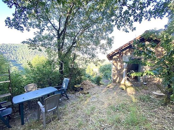 Un bien rare sur le secteur, idéal pour une résidence secondaire, un pied-à-terre ou un projet de vie alternatif au cœur de la nature.
À seulement quelques minutes de Saint-Rome-de-Tarn et à 2 minutes de sa base de loisirs, découvrez cette ancienne petite grange en pierre implantée sur deux parcelles totalisant 321 m², au cœur du hameau du Mazéga.

D'une surface au sol d'environ 36 m² (19 m² de pièce principale et 17 m² de cave en sous-sol), ce bien atypique séduira les amoureux de nature, d'autonomie et de lieux authentiques.

Actuellement hors réseaux (eau et électricité), la propriété fonctionne de manière autonome grâce à ses équipements existants. Une étude de raccordement au réseau EDF a été réalisée et la mise en place d'un assainissement individuel est envisageable selon le projet des futurs acquéreurs.

Vous apprécierez :

✨ son environnement calme et préservé
✨ sa hauteur sous faîtage d'environ 3,40 m
✨ ses panneaux solaires avec batteries lithium 2 x 150 W
✨ sa cuve de récupération d'eau de pluie de 1 600 litres avec pompe de relevage
✨ son espace en sous-sol offrant un potentiel d'usage complémentaire
✨ son terrain de 321 m²
✨ sa proximité immédiate avec les plages et activités du Tarn
✨ une toiture et un plancher en très bon état, permettant d'envisager sereinement la poursuite du projet de réhabilitation ou d'autonomie

Informations complémentaires :

📍 Le Mazéga – 12490 Saint-Rome-de-Tarn
💰 Prix : 37 000 € FAI
📐 Surface au sol : environ 36 m²
🌿 Terrain : 321 m²
⚡💧 Fonctionnement autonome hors réseaux
🏡 Bâtisse en pierre antérieure à 1949
🏠 Mitoyenneté limitée aux caves
🚗 Stationnement à proximité immédiate
🚶 Derniers mètres accessibles uniquement à pied
📄 Zone AP et N (zone Agricole Protégée et Naturelle)
⚡ Raccordement EDF envisageable (étude réalisée)
💧 Assainissement individuel envisageable sous réserve des autorisations administratives
✅ Absence d'amiante
✅ Absence de termites lors du diagnostic

⚠️ Bien non adapté aux personnes à mobilité réduite.

🎥 Vidéo disponible sur demande.
📞 Pour plus d'informations ou organiser une visite
Laetitia Criado – BSK Immobilier