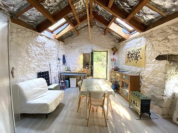 Un bien rare sur le secteur, idéal pour une résidence secondaire, un pied-à-terre ou un projet de vie alternatif au cœur de la nature.
À seulement quelques minutes de Saint-Rome-de-Tarn et à 2 minutes de sa base de loisirs, découvrez cette ancienne petite grange en pierre implantée sur deux parcelles totalisant 321 m², au cœur du hameau du Mazéga.

D'une surface au sol d'environ 36 m² (19 m² de pièce principale et 17 m² de cave en sous-sol), ce bien atypique séduira les amoureux de nature, d'autonomie et de lieux authentiques.

Actuellement hors réseaux (eau et électricité), la propriété fonctionne de manière autonome grâce à ses équipements existants. Une étude de raccordement au réseau EDF a été réalisée et la mise en place d'un assainissement individuel est envisageable selon le projet des futurs acquéreurs.

Vous apprécierez :

✨ son environnement calme et préservé
✨ sa hauteur sous faîtage d'environ 3,40 m
✨ ses panneaux solaires avec batteries lithium 2 x 150 W
✨ sa cuve de récupération d'eau de pluie de 1 600 litres avec pompe de relevage
✨ son espace en sous-sol offrant un potentiel d'usage complémentaire
✨ son terrain de 321 m²
✨ sa proximité immédiate avec les plages et activités du Tarn
✨ une toiture et un plancher en très bon état, permettant d'envisager sereinement la poursuite du projet de réhabilitation ou d'autonomie

Informations complémentaires :

📍 Le Mazéga – 12490 Saint-Rome-de-Tarn
💰 Prix : 37 000 € FAI
📐 Surface au sol : environ 36 m²
🌿 Terrain : 321 m²
⚡💧 Fonctionnement autonome hors réseaux
🏡 Bâtisse en pierre antérieure à 1949
🏠 Mitoyenneté limitée aux caves
🚗 Stationnement à proximité immédiate
🚶 Derniers mètres accessibles uniquement à pied
📄 Zone AP et N (zone Agricole Protégée et Naturelle)
⚡ Raccordement EDF envisageable (étude réalisée)
💧 Assainissement individuel envisageable sous réserve des autorisations administratives
✅ Absence d'amiante
✅ Absence de termites lors du diagnostic

⚠️ Bien non adapté aux personnes à mobilité réduite.

🎥 Vidéo disponible sur demande.
📞 Pour plus d'informations ou organiser une visite
Laetitia Criado – BSK Immobilier