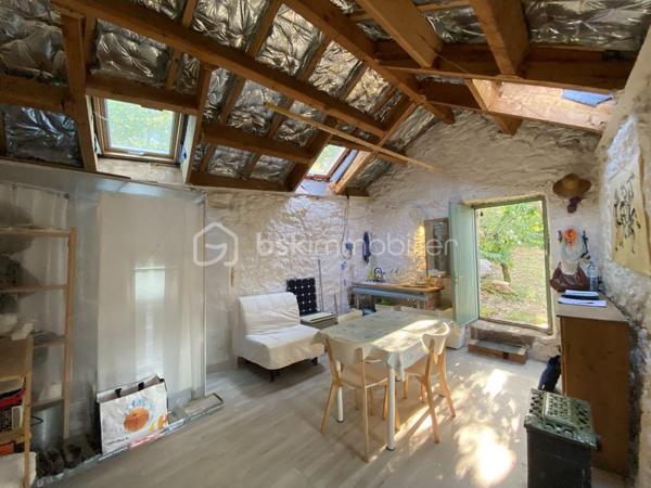Un bien rare sur le secteur, idéal pour une résidence secondaire, un pied-à-terre ou un projet de vie alternatif au cœur de la nature.
À seulement quelques minutes de Saint-Rome-de-Tarn et à 2 minutes de sa base de loisirs, découvrez cette ancienne petite grange en pierre implantée sur deux parcelles totalisant 321 m², au cœur du hameau du Mazéga.

D'une surface au sol d'environ 36 m² (19 m² de pièce principale et 17 m² de cave en sous-sol), ce bien atypique séduira les amoureux de nature, d'autonomie et de lieux authentiques.

Actuellement hors réseaux (eau et électricité), la propriété fonctionne de manière autonome grâce à ses équipements existants. Une étude de raccordement au réseau EDF a été réalisée et la mise en place d'un assainissement individuel est envisageable selon le projet des futurs acquéreurs.

Vous apprécierez :

✨ son environnement calme et préservé
✨ sa hauteur sous faîtage d'environ 3,40 m
✨ ses panneaux solaires avec batteries lithium 2 x 150 W
✨ sa cuve de récupération d'eau de pluie de 1 600 litres avec pompe de relevage
✨ son espace en sous-sol offrant un potentiel d'usage complémentaire
✨ son terrain de 321 m²
✨ sa proximité immédiate avec les plages et activités du Tarn
✨ une toiture et un plancher en très bon état, permettant d'envisager sereinement la poursuite du projet de réhabilitation ou d'autonomie

Informations complémentaires :

📍 Le Mazéga – 12490 Saint-Rome-de-Tarn
💰 Prix : 37 000 € FAI
📐 Surface au sol : environ 36 m²
🌿 Terrain : 321 m²
⚡💧 Fonctionnement autonome hors réseaux
🏡 Bâtisse en pierre antérieure à 1949
🏠 Mitoyenneté limitée aux caves
🚗 Stationnement à proximité immédiate
🚶 Derniers mètres accessibles uniquement à pied
📄 Zone AP et N (zone Agricole Protégée et Naturelle)
⚡ Raccordement EDF envisageable (étude réalisée)
💧 Assainissement individuel envisageable sous réserve des autorisations administratives
✅ Absence d'amiante
✅ Absence de termites lors du diagnostic

⚠️ Bien non adapté aux personnes à mobilité réduite.

🎥 Vidéo disponible sur demande.
📞 Pour plus d'informations ou organiser une visite
Laetitia Criado – BSK Immobilier