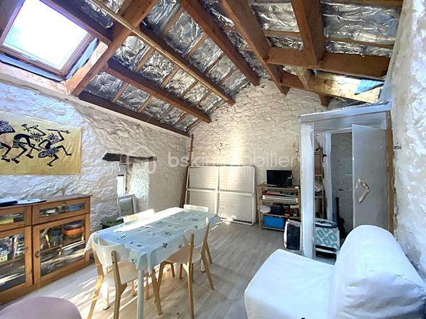 Un bien rare sur le secteur, idéal pour une résidence secondaire, un pied-à-terre ou un projet de vie alternatif au cœur de la nature.
À seulement quelques minutes de Saint-Rome-de-Tarn et à 2 minutes de sa base de loisirs, découvrez cette ancienne petite grange en pierre implantée sur deux parcelles totalisant 321 m², au cœur du hameau du Mazéga.

D'une surface au sol d'environ 36 m² (19 m² de pièce principale et 17 m² de cave en sous-sol), ce bien atypique séduira les amoureux de nature, d'autonomie et de lieux authentiques.

Actuellement hors réseaux (eau et électricité), la propriété fonctionne de manière autonome grâce à ses équipements existants. Une étude de raccordement au réseau EDF a été réalisée et la mise en place d'un assainissement individuel est envisageable selon le projet des futurs acquéreurs.

Vous apprécierez :

✨ son environnement calme et préservé
✨ sa hauteur sous faîtage d'environ 3,40 m
✨ ses panneaux solaires avec batteries lithium 2 x 150 W
✨ sa cuve de récupération d'eau de pluie de 1 600 litres avec pompe de relevage
✨ son espace en sous-sol offrant un potentiel d'usage complémentaire
✨ son terrain de 321 m²
✨ sa proximité immédiate avec les plages et activités du Tarn
✨ une toiture et un plancher en très bon état, permettant d'envisager sereinement la poursuite du projet de réhabilitation ou d'autonomie

Informations complémentaires :

📍 Le Mazéga – 12490 Saint-Rome-de-Tarn
💰 Prix : 37 000 € FAI
📐 Surface au sol : environ 36 m²
🌿 Terrain : 321 m²
⚡💧 Fonctionnement autonome hors réseaux
🏡 Bâtisse en pierre antérieure à 1949
🏠 Mitoyenneté limitée aux caves
🚗 Stationnement à proximité immédiate
🚶 Derniers mètres accessibles uniquement à pied
📄 Zone AP et N (zone Agricole Protégée et Naturelle)
⚡ Raccordement EDF envisageable (étude réalisée)
💧 Assainissement individuel envisageable sous réserve des autorisations administratives
✅ Absence d'amiante
✅ Absence de termites lors du diagnostic

⚠️ Bien non adapté aux personnes à mobilité réduite.

🎥 Vidéo disponible sur demande.
📞 Pour plus d'informations ou organiser une visite
Laetitia Criado – BSK Immobilier