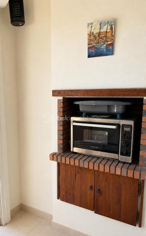 Découvrez ce joli studio idéalement situé dans une résidence BIEN entretenue, entre l'étang et la mer, offrant un cadre de vie paisible et agréable.

L'appartement se compose d'une entrée avec placard, d'une salle d'eau avec WC, ainsi que d'un espace de vie optimisé comprenant un coin nuit avec lit et rangement intégré. Le séjour, lumineux et convivial, est ouvert sur une cuisine moderne, aménagée et fonctionnelle.

Vous profiterez également d'une belle terrasse avec une vue sur la marina, un véritable havre de paix pour vos moments de détente.

**Les atouts du bien :**
* Vue sur la marina dans un environnement calme.
* Piscine réservée aux résidents.
* Parking sécurisé.
* Résidence avec gardien.
* Commerces et plage  à proximité.

Ce studio est idéal pour une résidence secondaire, un investissement locatif ou un premier achat.