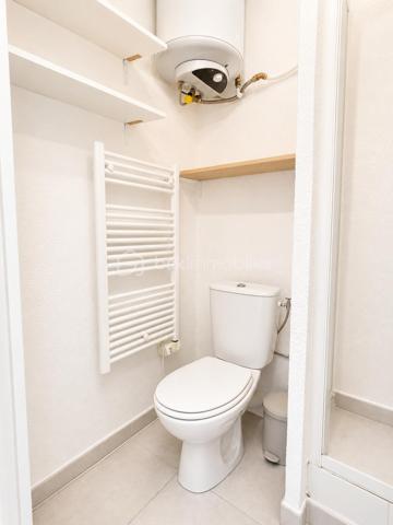 Découvrez ce joli studio idéalement situé dans une résidence BIEN entretenue, entre l'étang et la mer, offrant un cadre de vie paisible et agréable.

L'appartement se compose d'une entrée avec placard, d'une salle d'eau avec WC, ainsi que d'un espace de vie optimisé comprenant un coin nuit avec lit et rangement intégré. Le séjour, lumineux et convivial, est ouvert sur une cuisine moderne, aménagée et fonctionnelle.

Vous profiterez également d'une belle terrasse avec une vue sur la marina, un véritable havre de paix pour vos moments de détente.

**Les atouts du bien :**
* Vue sur la marina dans un environnement calme.
* Piscine réservée aux résidents.
* Parking sécurisé.
* Résidence avec gardien.
* Commerces et plage  à proximité.

Ce studio est idéal pour une résidence secondaire, un investissement locatif ou un premier achat.