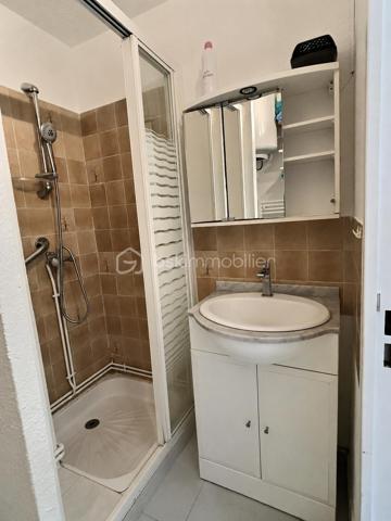 Découvrez ce joli studio idéalement situé dans une résidence BIEN entretenue, entre l'étang et la mer, offrant un cadre de vie paisible et agréable.

L'appartement se compose d'une entrée avec placard, d'une salle d'eau avec WC, ainsi que d'un espace de vie optimisé comprenant un coin nuit avec lit et rangement intégré. Le séjour, lumineux et convivial, est ouvert sur une cuisine moderne, aménagée et fonctionnelle.

Vous profiterez également d'une belle terrasse avec une vue sur la marina, un véritable havre de paix pour vos moments de détente.

**Les atouts du bien :**
* Vue sur la marina dans un environnement calme.
* Piscine réservée aux résidents.
* Parking sécurisé.
* Résidence avec gardien.
* Commerces et plage  à proximité.

Ce studio est idéal pour une résidence secondaire, un investissement locatif ou un premier achat.