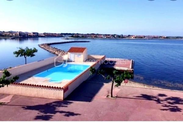 Découvrez ce joli studio idéalement situé dans une résidence BIEN entretenue, entre l'étang et la mer, offrant un cadre de vie paisible et agréable.

L'appartement se compose d'une entrée avec placard, d'une salle d'eau avec WC, ainsi que d'un espace de vie optimisé comprenant un coin nuit avec lit et rangement intégré. Le séjour, lumineux et convivial, est ouvert sur une cuisine moderne, aménagée et fonctionnelle.

Vous profiterez également d'une belle terrasse avec une vue sur la marina, un véritable havre de paix pour vos moments de détente.

**Les atouts du bien :**
* Vue sur la marina dans un environnement calme.
* Piscine réservée aux résidents.
* Parking sécurisé.
* Résidence avec gardien.
* Commerces et plage  à proximité.

Ce studio est idéal pour une résidence secondaire, un investissement locatif ou un premier achat.