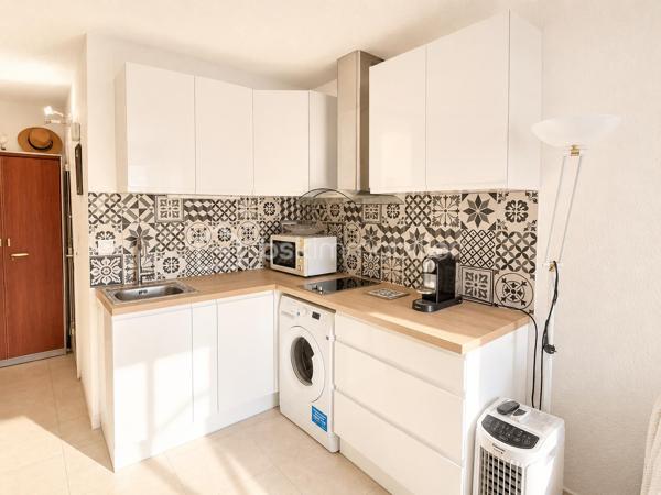 Découvrez ce joli studio idéalement situé dans une résidence BIEN entretenue, entre l'étang et la mer, offrant un cadre de vie paisible et agréable.

L'appartement se compose d'une entrée avec placard, d'une salle d'eau avec WC, ainsi que d'un espace de vie optimisé comprenant un coin nuit avec lit et rangement intégré. Le séjour, lumineux et convivial, est ouvert sur une cuisine moderne, aménagée et fonctionnelle.

Vous profiterez également d'une belle terrasse avec une vue sur la marina, un véritable havre de paix pour vos moments de détente.

**Les atouts du bien :**
* Vue sur la marina dans un environnement calme.
* Piscine réservée aux résidents.
* Parking sécurisé.
* Résidence avec gardien.
* Commerces et plage  à proximité.

Ce studio est idéal pour une résidence secondaire, un investissement locatif ou un premier achat.