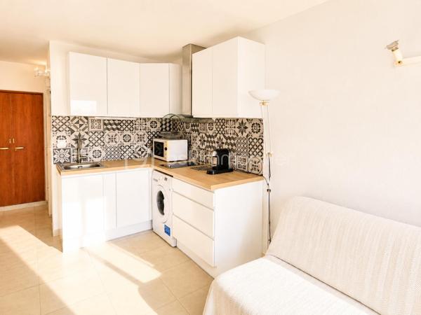 Découvrez ce joli studio idéalement situé dans une résidence BIEN entretenue, entre l'étang et la mer, offrant un cadre de vie paisible et agréable.

L'appartement se compose d'une entrée avec placard, d'une salle d'eau avec WC, ainsi que d'un espace de vie optimisé comprenant un coin nuit avec lit et rangement intégré. Le séjour, lumineux et convivial, est ouvert sur une cuisine moderne, aménagée et fonctionnelle.

Vous profiterez également d'une belle terrasse avec une vue sur la marina, un véritable havre de paix pour vos moments de détente.

**Les atouts du bien :**
* Vue sur la marina dans un environnement calme.
* Piscine réservée aux résidents.
* Parking sécurisé.
* Résidence avec gardien.
* Commerces et plage  à proximité.

Ce studio est idéal pour une résidence secondaire, un investissement locatif ou un premier achat.