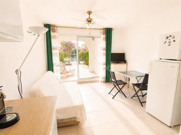 Découvrez ce joli studio idéalement situé dans une résidence BIEN entretenue, entre l'étang et la mer, offrant un cadre de vie paisible et agréable.

L'appartement se compose d'une entrée avec placard, d'une salle d'eau avec WC, ainsi que d'un espace de vie optimisé comprenant un coin nuit avec lit et rangement intégré. Le séjour, lumineux et convivial, est ouvert sur une cuisine moderne, aménagée et fonctionnelle.

Vous profiterez également d'une belle terrasse avec une vue sur la marina, un véritable havre de paix pour vos moments de détente.

**Les atouts du bien :**
* Vue sur la marina dans un environnement calme.
* Piscine réservée aux résidents.
* Parking sécurisé.
* Résidence avec gardien.
* Commerces et plage  à proximité.

Ce studio est idéal pour une résidence secondaire, un investissement locatif ou un premier achat.