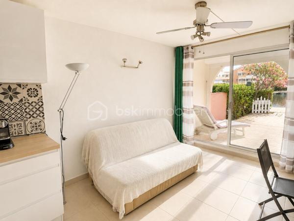 Découvrez ce joli studio idéalement situé dans une résidence BIEN entretenue, entre l'étang et la mer, offrant un cadre de vie paisible et agréable.

L'appartement se compose d'une entrée avec placard, d'une salle d'eau avec WC, ainsi que d'un espace de vie optimisé comprenant un coin nuit avec lit et rangement intégré. Le séjour, lumineux et convivial, est ouvert sur une cuisine moderne, aménagée et fonctionnelle.

Vous profiterez également d'une belle terrasse avec une vue sur la marina, un véritable havre de paix pour vos moments de détente.

**Les atouts du bien :**
* Vue sur la marina dans un environnement calme.
* Piscine réservée aux résidents.
* Parking sécurisé.
* Résidence avec gardien.
* Commerces et plage  à proximité.

Ce studio est idéal pour une résidence secondaire, un investissement locatif ou un premier achat.