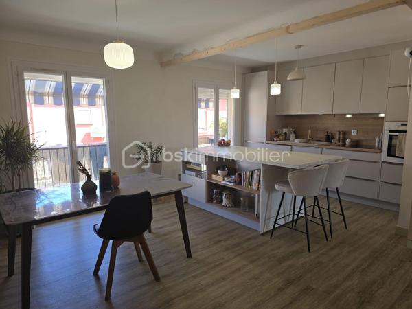 Magnifique appartement traversant de 80 m², entièrement rénové. Situé au 2ème et dernier étage (sans vis-à-vis) d'une petite copropriété sécurisée et calme à Elne.

Prestations et aménagement :
-Espace de vie : Salon indépendant et lumineux.
-Cuisine & Repas : Cuisine moderne ouverte sur un espace salle à manger avec accès balcon.
-Espace nuit : 2 chambres avec dressings intégrés.
-Pièces d'eau : Salle d'eau moderne (douche, double vasque), buanderie et WC séparés.
-Confort : Climatisation, fibre optique, double vitrage.

Le potentiel : Sa configuration permet de créer très facilement une 3ème chambre selon vos besoins.

Annexes indispensables incluses :
-Grand garage privatif (stationnement sécurisé).
-Cave privative avec fenêtre (stockage optimal).

Petite copropriété avec faibles charges : 25/mois (300/an)