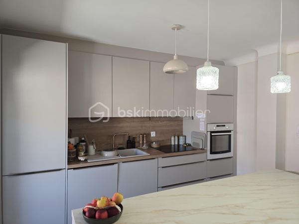 Magnifique appartement traversant de 80 m², entièrement rénové. Situé au 2ème et dernier étage (sans vis-à-vis) d'une petite copropriété sécurisée et calme à Elne.

Prestations et aménagement :
-Espace de vie : Salon indépendant et lumineux.
-Cuisine & Repas : Cuisine moderne ouverte sur un espace salle à manger avec accès balcon.
-Espace nuit : 2 chambres avec dressings intégrés.
-Pièces d'eau : Salle d'eau moderne (douche, double vasque), buanderie et WC séparés.
-Confort : Climatisation, fibre optique, double vitrage.

Le potentiel : Sa configuration permet de créer très facilement une 3ème chambre selon vos besoins.

Annexes indispensables incluses :
-Grand garage privatif (stationnement sécurisé).
-Cave privative avec fenêtre (stockage optimal).

Petite copropriété avec faibles charges : 25/mois (300/an)