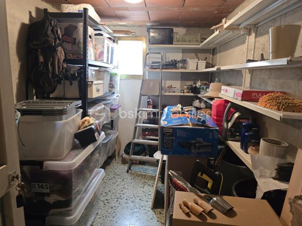Magnifique appartement traversant de 80 m², entièrement rénové. Situé au 2ème et dernier étage (sans vis-à-vis) d'une petite copropriété sécurisée et calme à Elne.

Prestations et aménagement :
-Espace de vie : Salon indépendant et lumineux.
-Cuisine & Repas : Cuisine moderne ouverte sur un espace salle à manger avec accès balcon.
-Espace nuit : 2 chambres avec dressings intégrés.
-Pièces d'eau : Salle d'eau moderne (douche, double vasque), buanderie et WC séparés.
-Confort : Climatisation, fibre optique, double vitrage.

Le potentiel : Sa configuration permet de créer très facilement une 3ème chambre selon vos besoins.

Annexes indispensables incluses :
-Grand garage privatif (stationnement sécurisé).
-Cave privative avec fenêtre (stockage optimal).

Petite copropriété avec faibles charges : 25/mois (300/an)