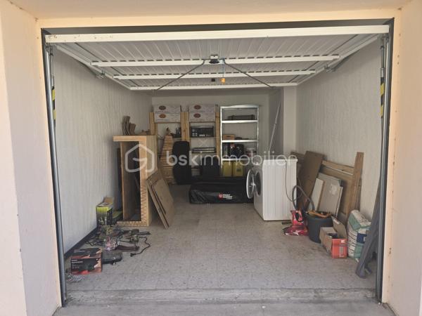 Magnifique appartement traversant de 80 m², entièrement rénové. Situé au 2ème et dernier étage (sans vis-à-vis) d'une petite copropriété sécurisée et calme à Elne.

Prestations et aménagement :
-Espace de vie : Salon indépendant et lumineux.
-Cuisine & Repas : Cuisine moderne ouverte sur un espace salle à manger avec accès balcon.
-Espace nuit : 2 chambres avec dressings intégrés.
-Pièces d'eau : Salle d'eau moderne (douche, double vasque), buanderie et WC séparés.
-Confort : Climatisation, fibre optique, double vitrage.

Le potentiel : Sa configuration permet de créer très facilement une 3ème chambre selon vos besoins.

Annexes indispensables incluses :
-Grand garage privatif (stationnement sécurisé).
-Cave privative avec fenêtre (stockage optimal).

Petite copropriété avec faibles charges : 25/mois (300/an)