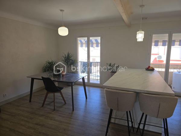 Magnifique appartement traversant de 80 m², entièrement rénové. Situé au 2ème et dernier étage (sans vis-à-vis) d'une petite copropriété sécurisée et calme à Elne.

Prestations et aménagement :
-Espace de vie : Salon indépendant et lumineux.
-Cuisine & Repas : Cuisine moderne ouverte sur un espace salle à manger avec accès balcon.
-Espace nuit : 2 chambres avec dressings intégrés.
-Pièces d'eau : Salle d'eau moderne (douche, double vasque), buanderie et WC séparés.
-Confort : Climatisation, fibre optique, double vitrage.

Le potentiel : Sa configuration permet de créer très facilement une 3ème chambre selon vos besoins.

Annexes indispensables incluses :
-Grand garage privatif (stationnement sécurisé).
-Cave privative avec fenêtre (stockage optimal).

Petite copropriété avec faibles charges : 25/mois (300/an)