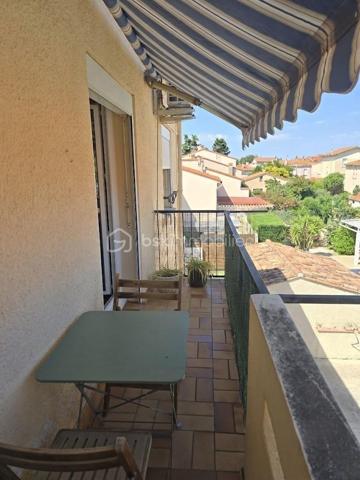 Magnifique appartement traversant de 80 m², entièrement rénové. Situé au 2ème et dernier étage (sans vis-à-vis) d'une petite copropriété sécurisée et calme à Elne.

Prestations et aménagement :
-Espace de vie : Salon indépendant et lumineux.
-Cuisine & Repas : Cuisine moderne ouverte sur un espace salle à manger avec accès balcon.
-Espace nuit : 2 chambres avec dressings intégrés.
-Pièces d'eau : Salle d'eau moderne (douche, double vasque), buanderie et WC séparés.
-Confort : Climatisation, fibre optique, double vitrage.

Le potentiel : Sa configuration permet de créer très facilement une 3ème chambre selon vos besoins.

Annexes indispensables incluses :
-Grand garage privatif (stationnement sécurisé).
-Cave privative avec fenêtre (stockage optimal).

Petite copropriété avec faibles charges : 25/mois (300/an)