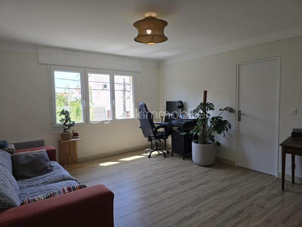 Magnifique appartement traversant de 80 m², entièrement rénové. Situé au 2ème et dernier étage (sans vis-à-vis) d'une petite copropriété sécurisée et calme à Elne.

Prestations et aménagement :
-Espace de vie : Salon indépendant et lumineux.
-Cuisine & Repas : Cuisine moderne ouverte sur un espace salle à manger avec accès balcon.
-Espace nuit : 2 chambres avec dressings intégrés.
-Pièces d'eau : Salle d'eau moderne (douche, double vasque), buanderie et WC séparés.
-Confort : Climatisation, fibre optique, double vitrage.

Le potentiel : Sa configuration permet de créer très facilement une 3ème chambre selon vos besoins.

Annexes indispensables incluses :
-Grand garage privatif (stationnement sécurisé).
-Cave privative avec fenêtre (stockage optimal).

Petite copropriété avec faibles charges : 25/mois (300/an)