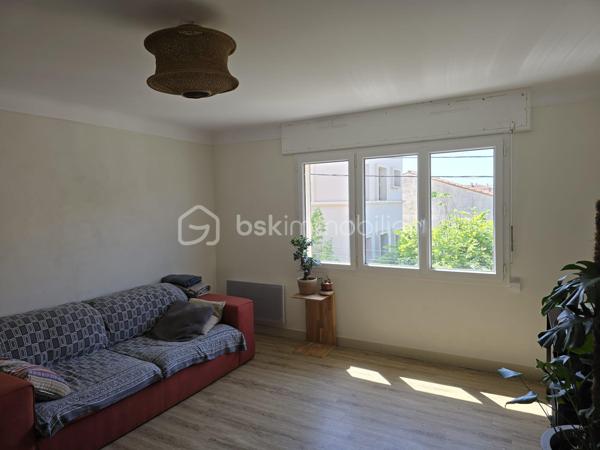 Magnifique appartement traversant de 80 m², entièrement rénové. Situé au 2ème et dernier étage (sans vis-à-vis) d'une petite copropriété sécurisée et calme à Elne.

Prestations et aménagement :
-Espace de vie : Salon indépendant et lumineux.
-Cuisine & Repas : Cuisine moderne ouverte sur un espace salle à manger avec accès balcon.
-Espace nuit : 2 chambres avec dressings intégrés.
-Pièces d'eau : Salle d'eau moderne (douche, double vasque), buanderie et WC séparés.
-Confort : Climatisation, fibre optique, double vitrage.

Le potentiel : Sa configuration permet de créer très facilement une 3ème chambre selon vos besoins.

Annexes indispensables incluses :
-Grand garage privatif (stationnement sécurisé).
-Cave privative avec fenêtre (stockage optimal).

Petite copropriété avec faibles charges : 25/mois (300/an)