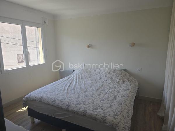 Magnifique appartement traversant de 80 m², entièrement rénové. Situé au 2ème et dernier étage (sans vis-à-vis) d'une petite copropriété sécurisée et calme à Elne.

Prestations et aménagement :
-Espace de vie : Salon indépendant et lumineux.
-Cuisine & Repas : Cuisine moderne ouverte sur un espace salle à manger avec accès balcon.
-Espace nuit : 2 chambres avec dressings intégrés.
-Pièces d'eau : Salle d'eau moderne (douche, double vasque), buanderie et WC séparés.
-Confort : Climatisation, fibre optique, double vitrage.

Le potentiel : Sa configuration permet de créer très facilement une 3ème chambre selon vos besoins.

Annexes indispensables incluses :
-Grand garage privatif (stationnement sécurisé).
-Cave privative avec fenêtre (stockage optimal).

Petite copropriété avec faibles charges : 25/mois (300/an)