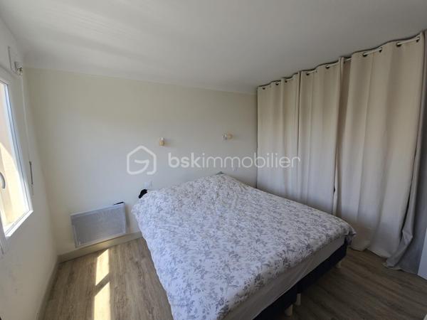 Magnifique appartement traversant de 80 m², entièrement rénové. Situé au 2ème et dernier étage (sans vis-à-vis) d'une petite copropriété sécurisée et calme à Elne.

Prestations et aménagement :
-Espace de vie : Salon indépendant et lumineux.
-Cuisine & Repas : Cuisine moderne ouverte sur un espace salle à manger avec accès balcon.
-Espace nuit : 2 chambres avec dressings intégrés.
-Pièces d'eau : Salle d'eau moderne (douche, double vasque), buanderie et WC séparés.
-Confort : Climatisation, fibre optique, double vitrage.

Le potentiel : Sa configuration permet de créer très facilement une 3ème chambre selon vos besoins.

Annexes indispensables incluses :
-Grand garage privatif (stationnement sécurisé).
-Cave privative avec fenêtre (stockage optimal).

Petite copropriété avec faibles charges : 25/mois (300/an)