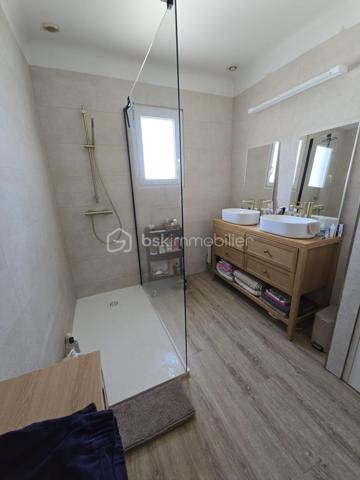 Magnifique appartement traversant de 80 m², entièrement rénové. Situé au 2ème et dernier étage (sans vis-à-vis) d'une petite copropriété sécurisée et calme à Elne.

Prestations et aménagement :
-Espace de vie : Salon indépendant et lumineux.
-Cuisine & Repas : Cuisine moderne ouverte sur un espace salle à manger avec accès balcon.
-Espace nuit : 2 chambres avec dressings intégrés.
-Pièces d'eau : Salle d'eau moderne (douche, double vasque), buanderie et WC séparés.
-Confort : Climatisation, fibre optique, double vitrage.

Le potentiel : Sa configuration permet de créer très facilement une 3ème chambre selon vos besoins.

Annexes indispensables incluses :
-Grand garage privatif (stationnement sécurisé).
-Cave privative avec fenêtre (stockage optimal).

Petite copropriété avec faibles charges : 25/mois (300/an)