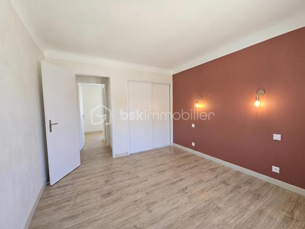 Magnifique appartement traversant de 80 m², entièrement rénové. Situé au 2ème et dernier étage (sans vis-à-vis) d'une petite copropriété sécurisée et calme à Elne.

Prestations et aménagement :
-Espace de vie : Salon indépendant et lumineux.
-Cuisine & Repas : Cuisine moderne ouverte sur un espace salle à manger avec accès balcon.
-Espace nuit : 2 chambres avec dressings intégrés.
-Pièces d'eau : Salle d'eau moderne (douche, double vasque), buanderie et WC séparés.
-Confort : Climatisation, fibre optique, double vitrage.

Le potentiel : Sa configuration permet de créer très facilement une 3ème chambre selon vos besoins.

Annexes indispensables incluses :
-Grand garage privatif (stationnement sécurisé).
-Cave privative avec fenêtre (stockage optimal).

Petite copropriété avec faibles charges : 25/mois (300/an)