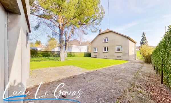 Maison individuelle de 186m² , 6 chambres, 2 garages, grand jardin.