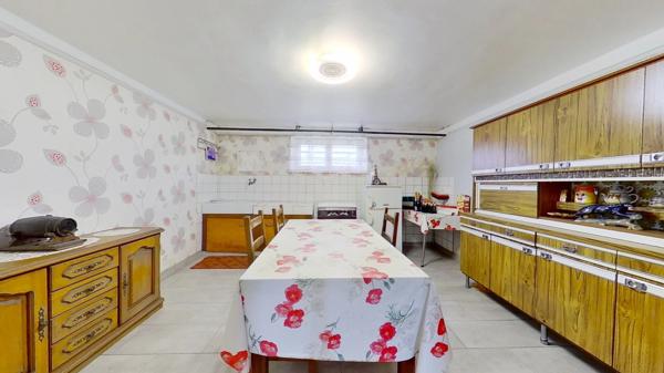 Maison individuelle de 186m² , 6 chambres, 2 garages, grand jardin.