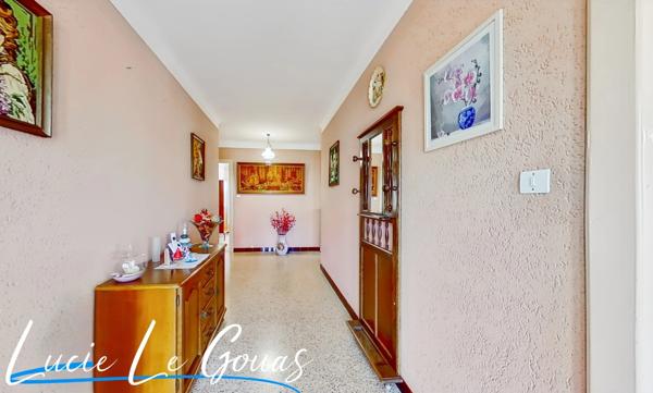 Maison individuelle de 186m² , 6 chambres, 2 garages, grand jardin.