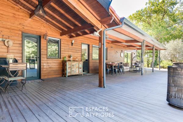 Maison contemporaine et son studio d’artiste au coeur d’un environnement boisé