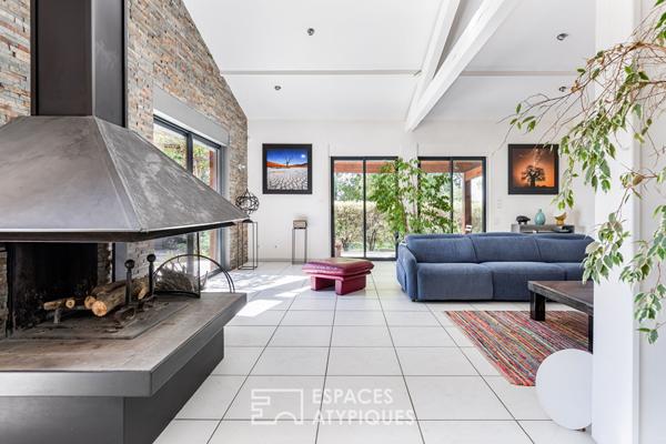 Maison contemporaine et son studio d’artiste au coeur d’un environnement boisé