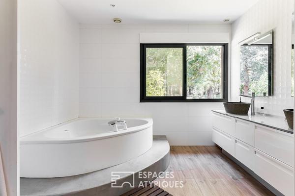 Maison contemporaine et son studio d’artiste au coeur d’un environnement boisé