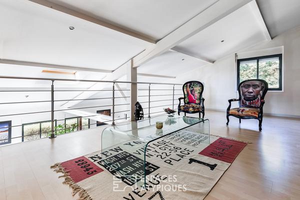 Maison contemporaine et son studio d’artiste au coeur d’un environnement boisé