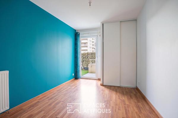 Appartement T3 de 84 m² avec terrasse de 60 m² paysagée, box et place parking