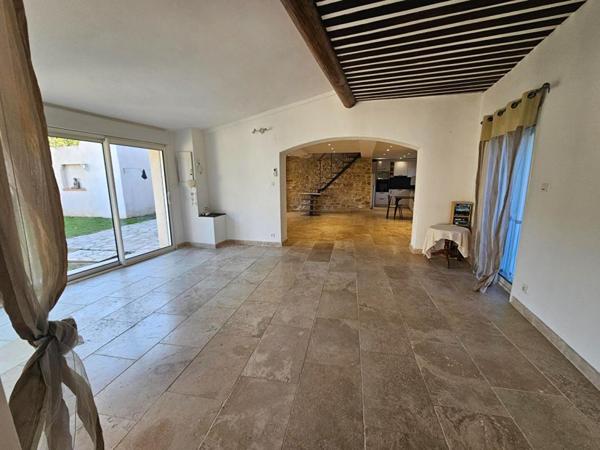 Maison Individuelle à Eguilles 4 pièce(s) 194 m2 sur un terrain de 687m2 avec Piscine