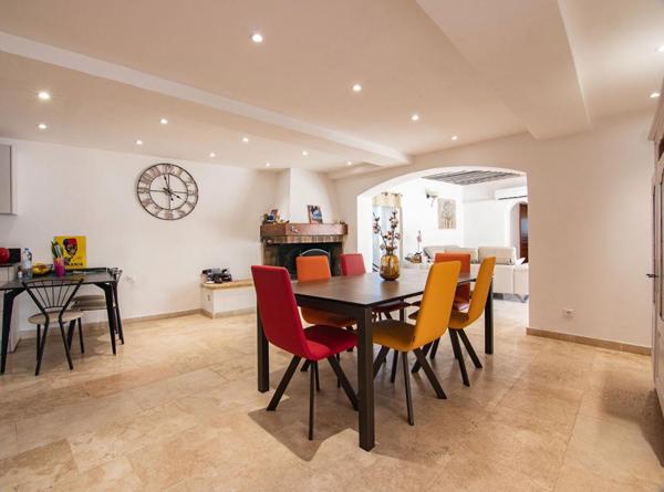 Maison Individuelle à Eguilles 4 pièce(s) 194 m2 sur un terrain de 687m2 avec Piscine